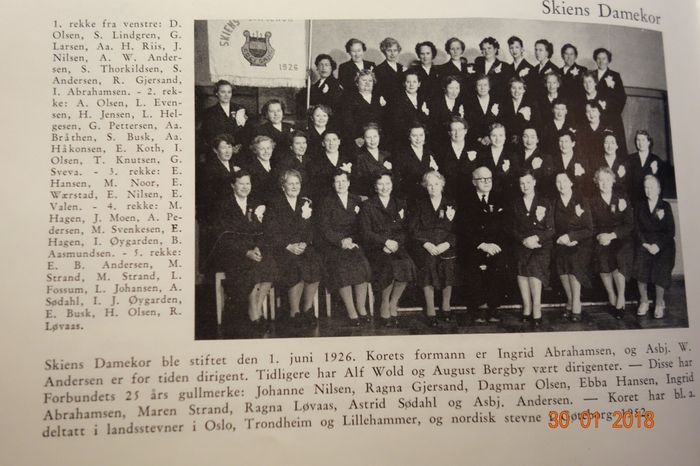 Skiens Damekor ble stiftet 1.6.1926 av Ingrid Abrahamsen.
